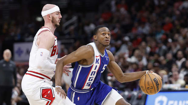 Sacramento Kings guard De'Aaron Fox (5) drives to the basket against Chicago Bulls guard Alex Caruso (6) during the second half at United Center.